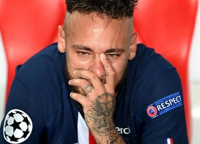 欧冠决赛拜仁1-0战胜巴黎夺得第六冠 内马尔赛后落泪摸了摸奖杯